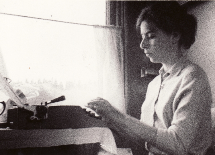 Linda Munk with her portable Olivetti on a train from Moscow to Helsinki in 1958, when, as a U of T undergraduate, she participated in a cultural exchange program in the USSR and reported on life behind the Iron Curtain for the Toronto Daily Star. Photo courtesy of the Munk family.