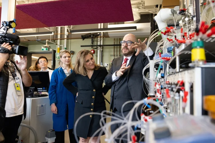 Alán Aspuru-Guzik gives Deputy Prime Minister Chrystia Freeland a tour of the Acceleration Consortium's Matter Lab