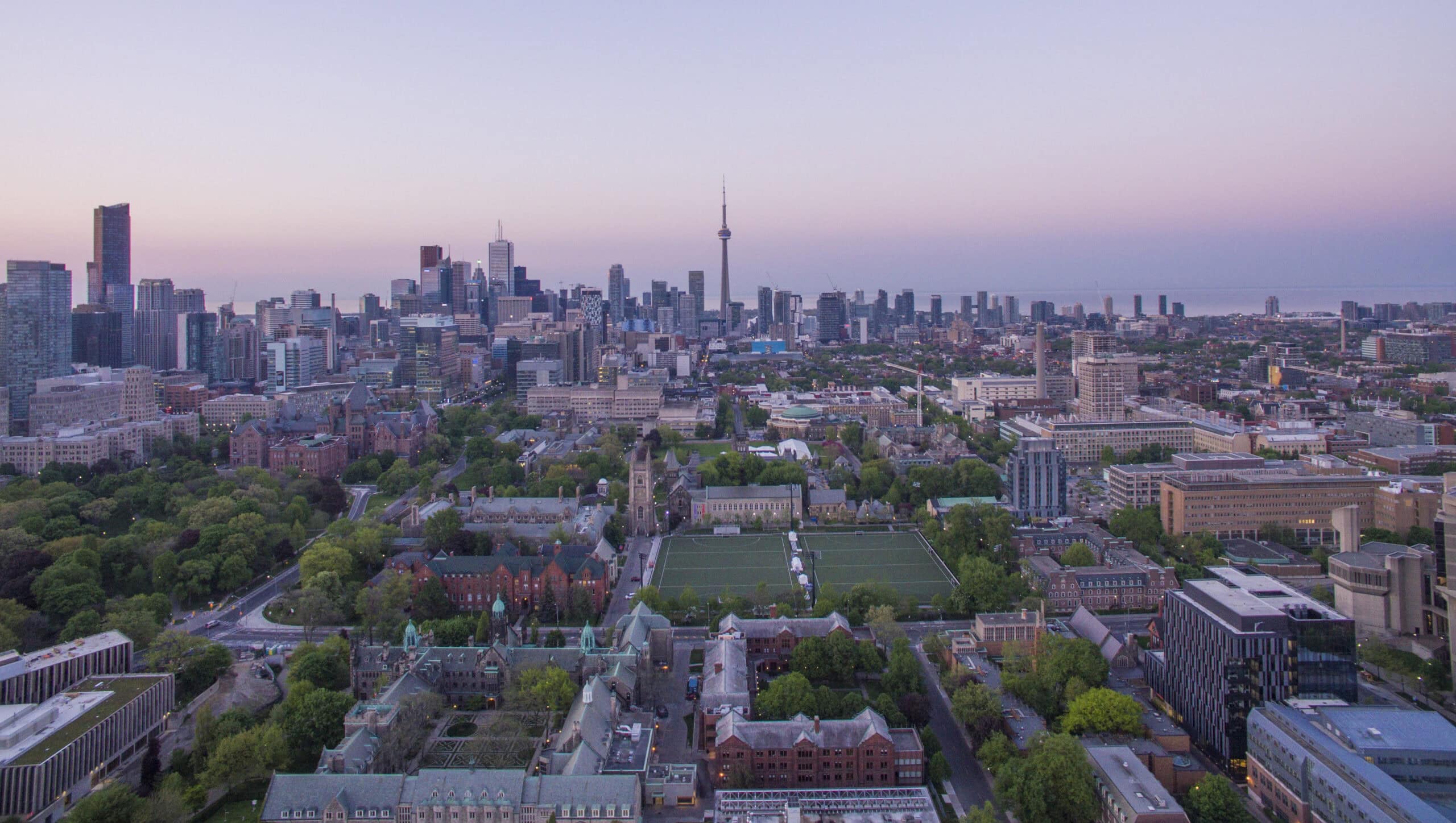 Panoramę Toronto widzianą z kampusu św. Jerzego